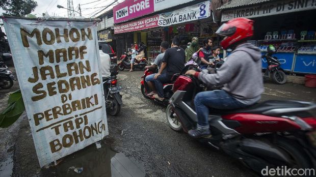 Jalan Pabuaran, Bojong Gede, Kabupaten Bogor, Jawa Barat, rusak parah. Warga menyindirnya dengan memasang spanduk hingga menanam pohon pisang.