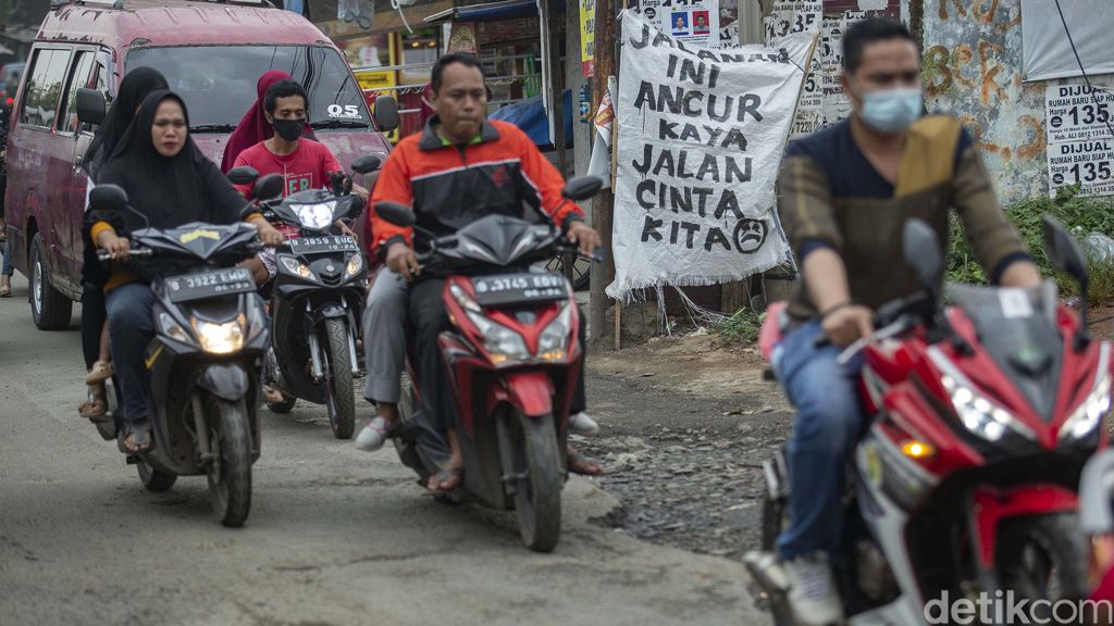 Spanduk Lucu Hingga Pohon Pisang Sindir Jalan Rusak di Bogor Jalan Pabuaran, Bojong Gede, Kabupaten Bogor, Jawa Barat, rusak parah. Warga menyindirnya dengan memasang spanduk hingga menanam pohon pisang.