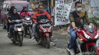 Ada juga poster bertuliskan Jalan ini ancur kaya jalan cinta kita