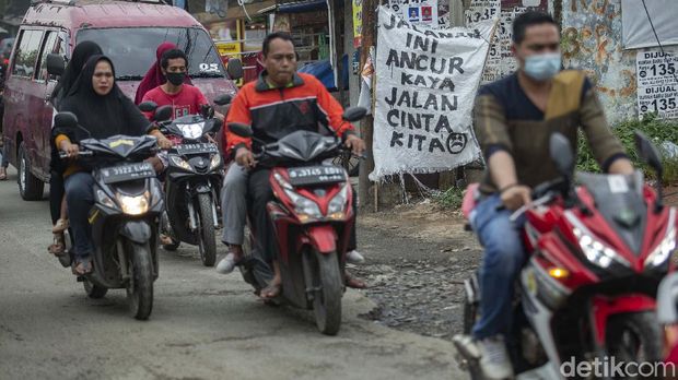 Jalan Pabuaran, Bojong Gede, Kabupaten Bogor, Jawa Barat, rusak parah. Warga menyindirnya dengan memasang spanduk hingga menanam pohon pisang.