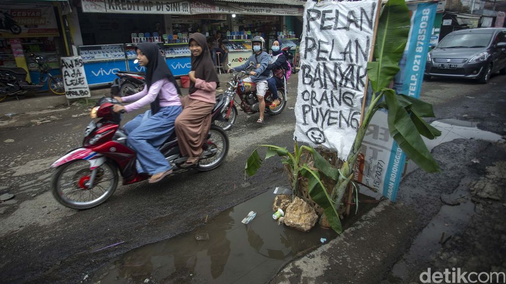 Jalan Pabuaran, Bojong Gede, Kabupaten Bogor, Jawa Barat, rusak parah. Warga menyindirnya dengan memasang spanduk hingga menanam pohon pisang.