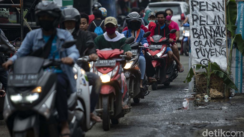 Spanduk Lucu Hingga Pohon Pisang Sindir Jalan Rusak di Bogor Jalan Pabuaran, Bojong Gede, Kabupaten Bogor, Jawa Barat, rusak parah. Warga menyindirnya dengan memasang spanduk hingga menanam pohon pisang.