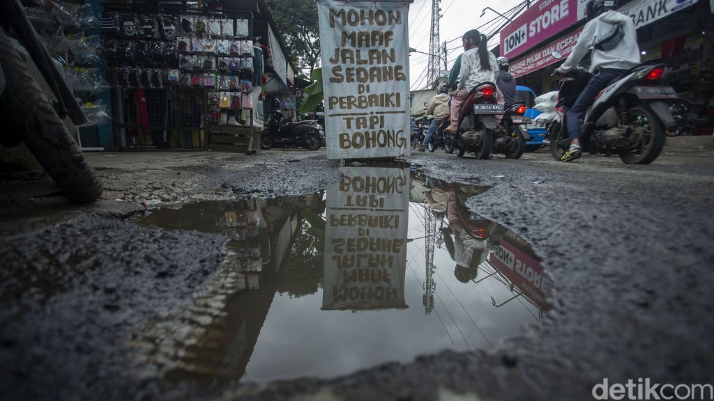 Spanduk Lucu Hingga Pohon Pisang Sindir Jalan Rusak di Bogor Jalan Pabuaran, Bojong Gede, Kabupaten Bogor, Jawa Barat, rusak parah. Warga menyindirnya dengan memasang spanduk hingga menanam pohon pisang.