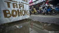 Memasuki musim hujan, jalan ini kerap tergenang sehingga sangat membahayakan warga yang melintas.