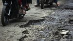 Spanduk Lucu Hingga Pohon Pisang Sindir Jalan Rusak di Bogor