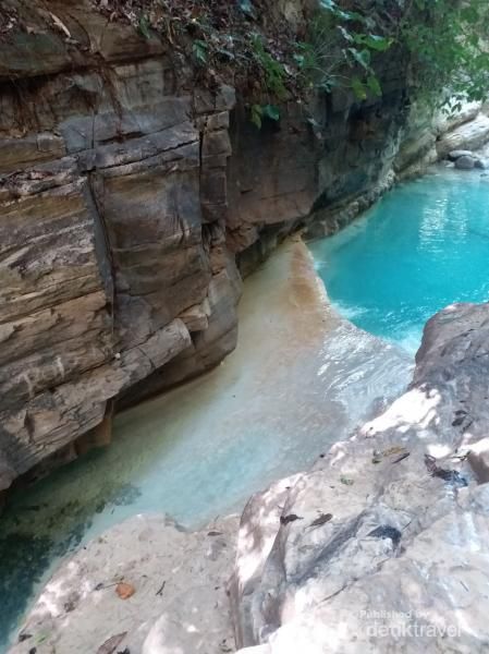 Warna air dan bebatuan putihnya salah satu pesona air terjun ini