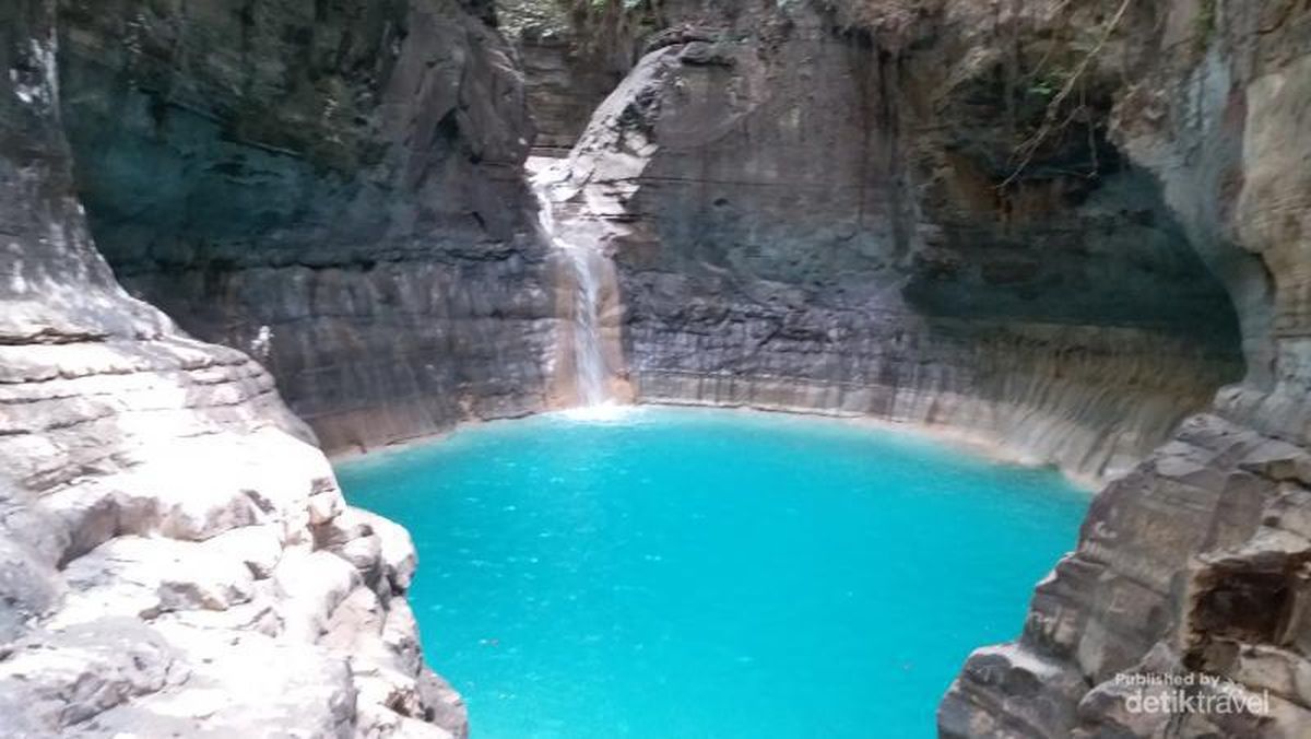 Tersihir Cantiknya Air Terjun Waimarang