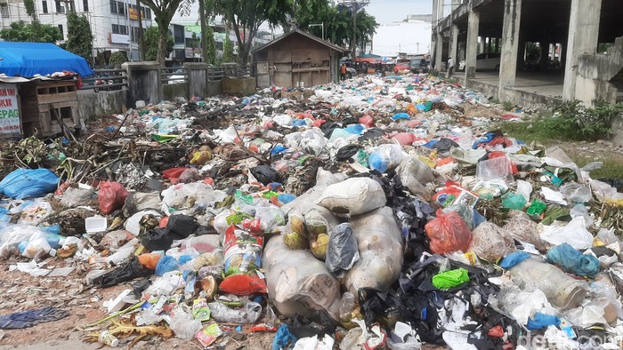 Tumpukan sampah di Pasar Cik Puan Pekanbaru dikeluhkan pedagang karena membuat omzet mereka makin kesusahan (Raja Adil/detikcom)
