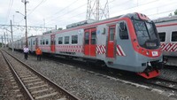 Selanjutnya, menu ambil antrian akan aktif mulai pukul 00.00 WIB setiap harinya, sehingga pendaftaran untuk ikut uji coba hanya dapat dilakukan pada hari yang sama dengan rencana calon penumpang mengikuti perjalanan uji coba KRL. ANTARA FOTO/Aloysius Jarot Nugroho  