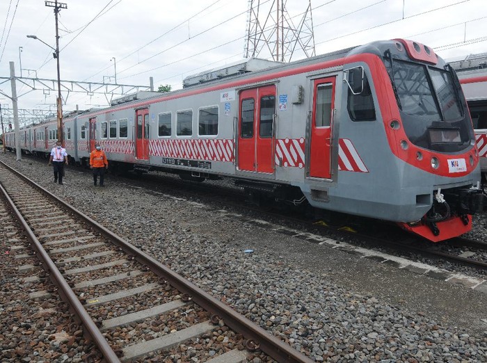 Petugas melihat kondisi Kereta Rel Listrik (KRL) saat berada di Stasiun Klaten, Jawa Tengah, Jumat (4/12/2020). PT Kereta Commuter Indonesia (KCI) masih melakukan tahapan uji coba KRL Jogja-Solo dalam sistem listrik aliran atas, kecepatan KRL, dan sarananya sehingga dapat mengurangi masalah dalam pelayanan perjalanan KRL. ANTARA FOTO/Aloysius Jarot Nugroho/foc.
