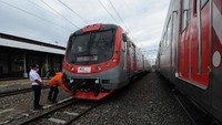 Sejumlah aturan pendaftaran atau ambil antrian peserta uji coba KRL yang juga patut dipahami adalah, satu antrian ini hanya berlaku untuk satu orang. Sehingga apabila tiga calon peserta hendak pergi bersama, maka ketiganya harus memiliki antrian yang sukses dan sesuai pada aplikasi KRL Access di masing-masing telepon selulernya. ANTARA FOTO/Aloysius Jarot Nugroho  