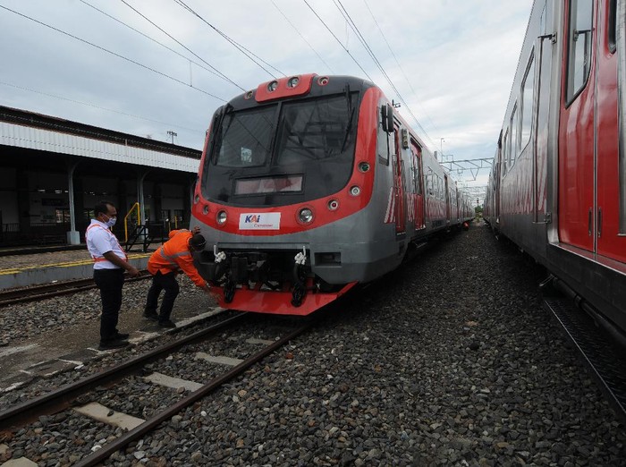 Petugas melihat kondisi Kereta Rel Listrik (KRL) saat berada di Stasiun Klaten, Jawa Tengah, Jumat (4/12/2020). PT Kereta Commuter Indonesia (KCI) masih melakukan tahapan uji coba KRL Jogja-Solo dalam sistem listrik aliran atas, kecepatan KRL, dan sarananya sehingga dapat mengurangi masalah dalam pelayanan perjalanan KRL. ANTARA FOTO/Aloysius Jarot Nugroho/foc.