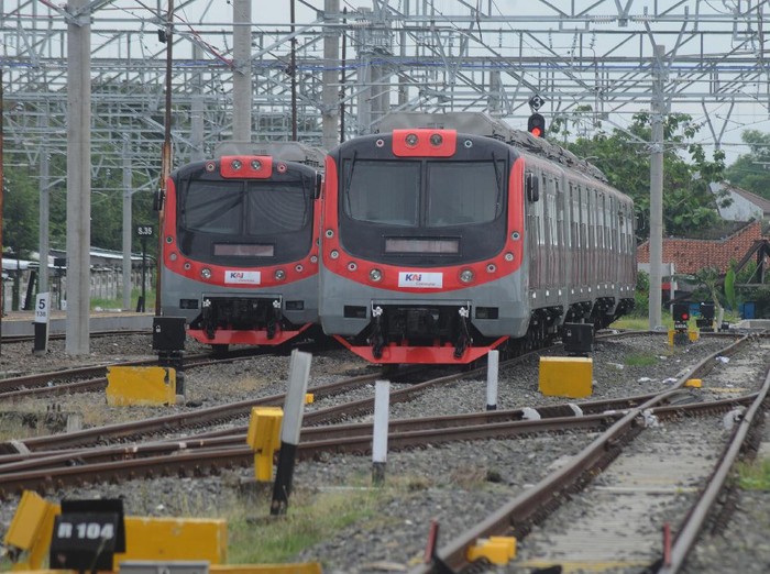 Petugas melihat kondisi Kereta Rel Listrik (KRL) saat berada di Stasiun Klaten, Jawa Tengah, Jumat (4/12/2020). PT Kereta Commuter Indonesia (KCI) masih melakukan tahapan uji coba KRL Jogja-Solo dalam sistem listrik aliran atas, kecepatan KRL, dan sarananya sehingga dapat mengurangi masalah dalam pelayanan perjalanan KRL. ANTARA FOTO/Aloysius Jarot Nugroho/foc.