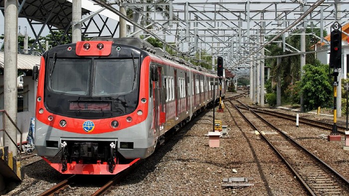 Karyawan membersihkan bagian pegangan tangan di dalam gerbong kereta rel listrik (KRL) Yogyakarta-Solo saat uji coba terbatas di Stasiun Tugu, Yogyakarta, Rabu (20/1/2021). KRL jalur Yogyakarta-Solo dijadwalkan uji coba secara terbatas dengan instansi pemerintahan dan pemangku kepentingan terkait hingga 31 Januari mendatang. ANTARA FOTO/Andreas Fitri Atmoko/wsj.