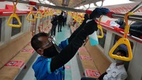 Setelah mengunduh, kata Anne, calon penumpang diminta mengikuti langkah untuk mengaktifkan akun pada KRL Access. Mereka yang ingin mengikuti uji coba kemudian dapat mengakses menu ambil antrean pada aplikasi ini. ANTARA FOTO/Andreas Fitri Atmoko  