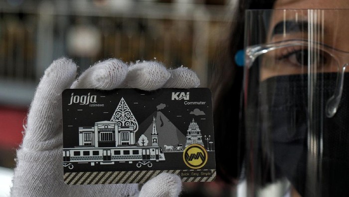 Karyawan membersihkan bagian pegangan tangan di dalam gerbong kereta rel listrik (KRL) Yogyakarta-Solo saat uji coba terbatas di Stasiun Tugu, Yogyakarta, Rabu (20/1/2021). KRL jalur Yogyakarta-Solo dijadwalkan uji coba secara terbatas dengan instansi pemerintahan dan pemangku kepentingan terkait hingga 31 Januari mendatang. ANTARA FOTO/Andreas Fitri Atmoko/wsj.