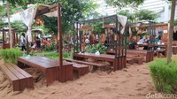 Di dalamnya terdapat berbagai pohon hidup dengan alas sabut kelapa yang empuk yang membuat beda dengan kafe lainnya, suasananya seperti di alam.