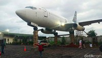 Bagi yang belum pernah mencoba menyentuh langsung pesawat terbang asli dan merasakan sensasi masuk di dalamnya, bisa datang ke Kafe Al Baik di Kecamatan Cikoneng, Kabupaten Ciamis, Jawa Barat.