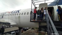 Pesawat ini sengaja dihadirkan bagi masyarakat yang penasaran atau belum pernah melihat langsung. Sehingga dengan datang ke kafe ini masyarakat sedikitnya bisa merasakan langsung bagaimana melihat pesawat dari dekat bahkan bisa menaikinya. Hanya saja tidak lepas landas.