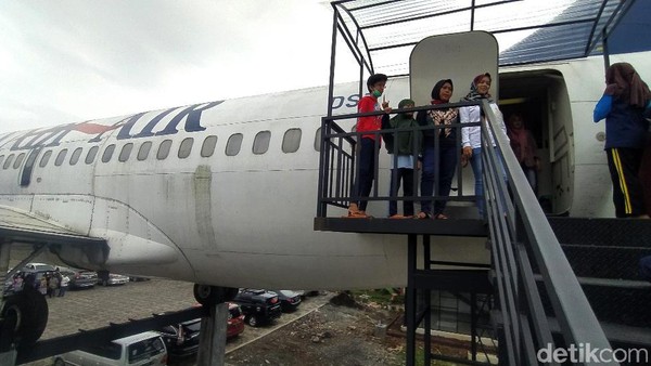 Pesawat ini sengaja dihadirkan bagi masyarakat yang penasaran atau belum pernah melihat langsung. Sehingga dengan datang ke kafe ini masyarakat sedikitnya bisa merasakan langsung bagaimana melihat pesawat dari dekat bahkan bisa menaikinya. Hanya saja tidak lepas landas. Pesawat ini sengaja dihadirkan bagi masyarakat yang penasaran atau belum pernah melihat langsung. Sehingga dengan datang ke kafe ini masyarakat sedikitnya bisa merasakan langsung bagaimana melihat pesawat dari dekat bahkan bisa menaikinya. Hanya saja tidak lepas landas.