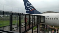 Pengunjung bisa melakukan simulasi naik pesawat dari mulai masuk bandara, pembelian tiket, kemudian proses garbarata, boarding pass hingga naik dan duduk di kursi pesawat.