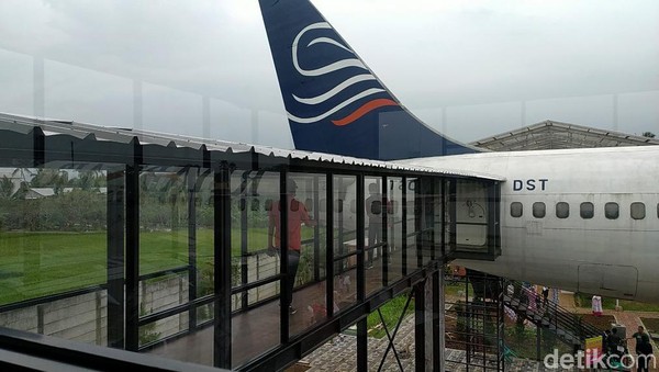 Pengunjung bisa melakukan simulasi naik pesawat dari mulai masuk bandara, pembelian tiket, kemudian proses garbarata, boarding pass hingga naik dan duduk di kursi pesawat. Pengunjung bisa melakukan simulasi naik pesawat dari mulai masuk bandara, pembelian tiket, kemudian proses garbarata, boarding pass hingga naik dan duduk di kursi pesawat.