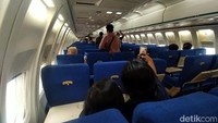 Bagi yang mau berkunjung, untuk masuknya dikenakan tiket Rp 7 ribu plus biaya parkir. Sedangkan untuk mencoba menaiki pesawat asli dan selfie ada tiket Rp 15 ribu per orang. Saat ini kafe tersebut masih soft opening, rencananya grand opening akan dilaksanakan pada Februari 2021 mendatang.