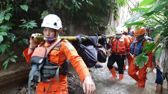Upaya pencarian Timothy Bitty (8) yang hanyut di saluran air saat hujan deras di Minut