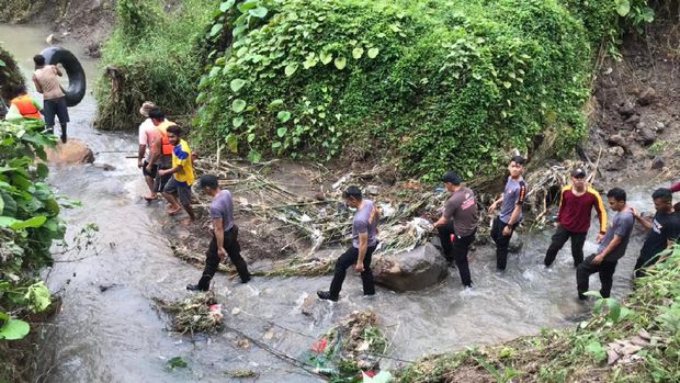 Upaya pencarian Timothy Bitty (8) yang hanyut di saluran air saat hujan deras di Minut