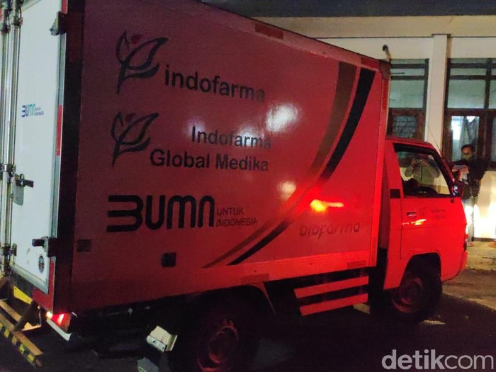 Vaksin COVID-19 tahap pertama tiba di Kota Kediri dengan pengawalan ketat. Sebanyak 3.680 dosis vaksin Sinovac itu untuk nakes dan orang yang diprioritaskan di Kota Kediri.