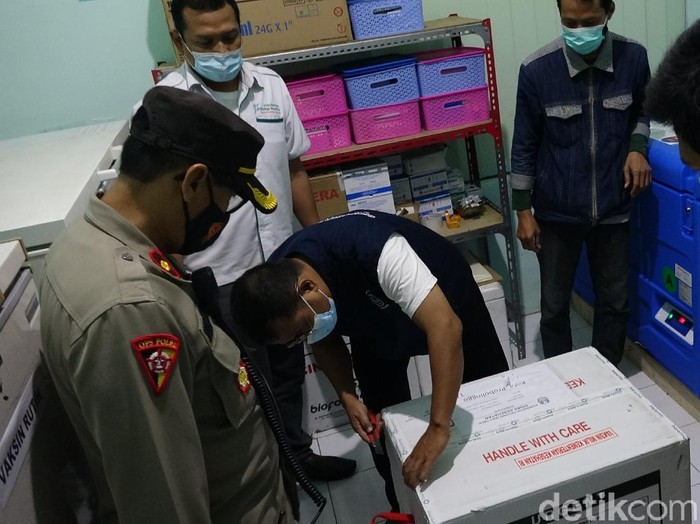 Kota dan Kabupaten Probolinggo sudah menerima vaksin COVID-19 tahap pertama. Masing-masing menerima 1.480 dan 3.000 dosis vaksin.
