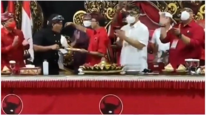 Viral di media sosial acara Dewan Pimpinan Daerah (DPD) PDIP di Bali saat sesi tiup lilin bersama dan suap-suapan tumpeng menggunakan sendok yang sama. Ketua DPD PDIP Bali I Wayan Koster angkat bicara.