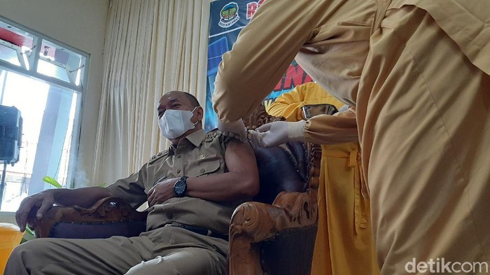 Wabup Banyumas, Sadewo Tri Lastiyoso, saat divaksinasi Corona