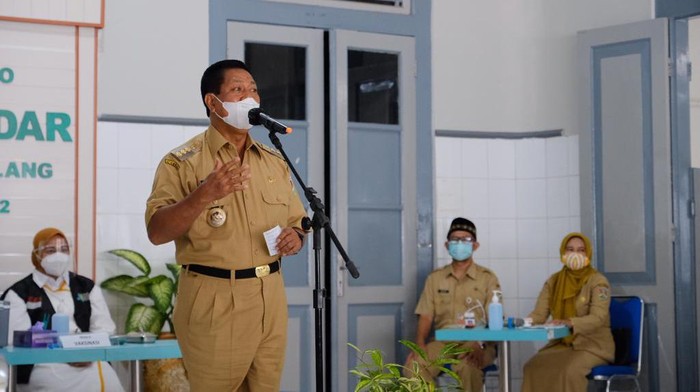 Wali Kota Magelang Sigit Widyonindito saat mencanangkan vaksin COVID-19 di Pendopo RSUD Tidar, Senin (25/1/2021).