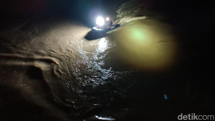 wanita terjun ke sungai bengawan solo