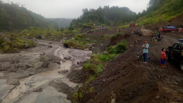 Warga mendatangi lokasi banjir lahar hujan Merapi di Sungai Woro, Klaten, Senin (25/1/2021).
