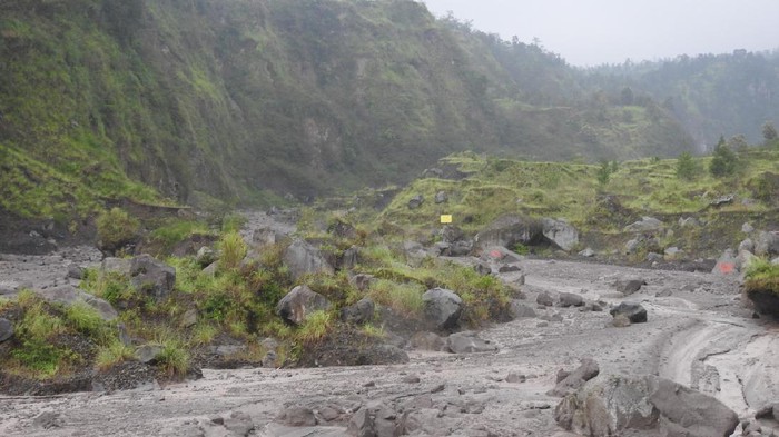 Warga mendatangi lokasi banjir lahar hujan Merapi di Sungai Woro, Klaten, Senin (25/1/2021).