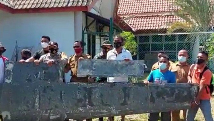 Warga Bintan, Kepulauan Riau (Kepri) temukan diduga serpihan sayap pesawat.