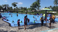 Traveler juga bisa berenang di kolam renang yang sudah disediakan. Tampak ratusan wisatawan datang memadati destinasi ini saat liburan tiba. 