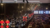 Diketahui kehidupan penduduk di Wuhan secara bertahap mulai kembali normal. Jalanan saat ini tampak ramai tidak seperti awal tahun 2020 lalu yang lengang bak kota mati.  