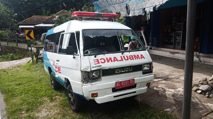 ambulans tabrak motor di blitar