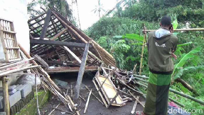 Puluhan rumah di Lumajang rusak diterjang angin kencang. Yakni di Desa Kertosari, Desa Jambe Arum dan Desa/Kecamatan Pasru Jambe.