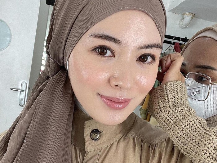 Ayana Moon Ayana Moon tampil dengan gaya hijab zaman dulu