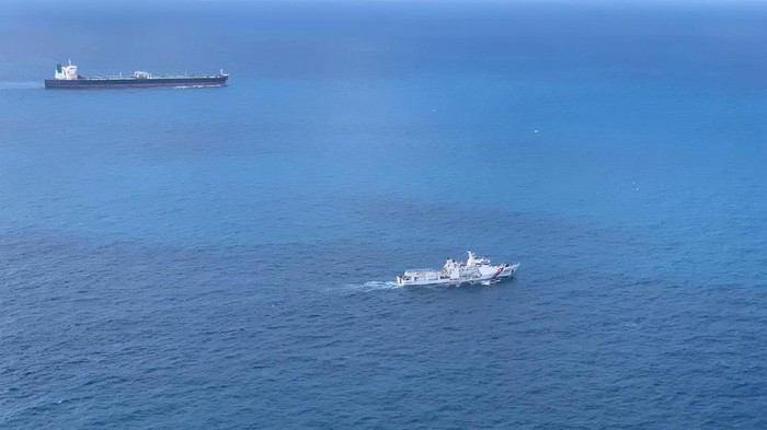 Bakamla Amankan 2 Kapal Super Tanker Asing di Perairan Natuna