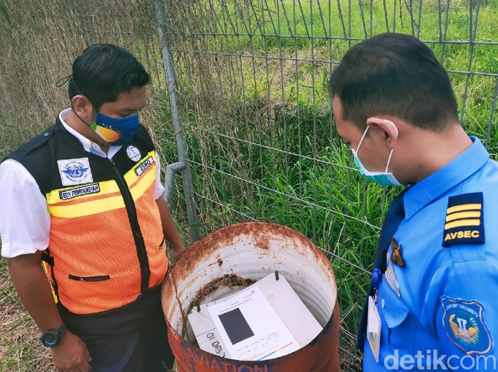 PT Angkasa Pura II selaku pengelola Bandara Banyuwangi terus melakukan pemantauan dampak erupsi Gunung Raung. Pemantauan menggunakan paper test setiap dua jam sekali. Hasilnya, kondisi Bandara Banyuwangi masih aman.
