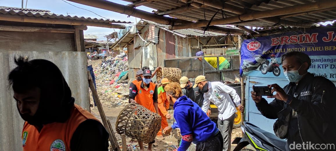 Bersih-beresih di Kampung Lapak, Bintara Jaya, jelang Gerbang Tol Kalimalang 1. (Taufieq RA/detikcom)