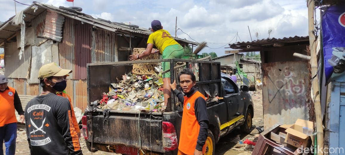 Bersih-beresih di Kampung Lapak, Bintara Jaya, jelang Gerbang Tol Kalimalang 1. (Taufieq RA/detikcom)