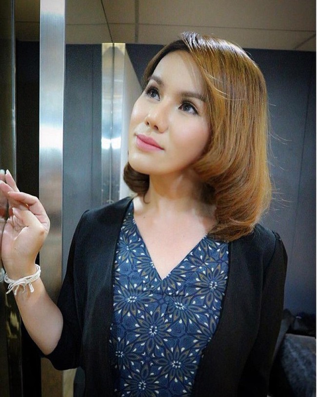 Setelah uangnya cukup, Bow pergi ke Bangkok untuk melakukan operasi plastik. Hasil dari operasi plastiknya itu sungguh mengejutkan dan membuat penampilannya jadi berubah drastis. Bow kini terlihat lebih putih, cantik dan menawan. Foto: eva.vn