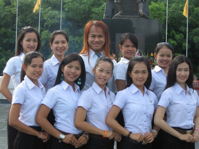 Sejak kecil Bow memang sudah merasa bahwa dirinya berbeda dari anak-anak seusianya. Namun karena hal itu dan penampilan fisiknya, Bow seringkali mendapat ejekan dari orang-orang sekitarnya.  Foto: eva.vn