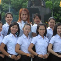 Sejak kecil Bow memang sudah merasa bahwa dirinya berbeda dari anak-anak seusianya. Namun karena hal itu dan penampilan fisiknya, Bow seringkali mendapat ejekan dari orang-orang sekitarnya.  Foto: eva.vn